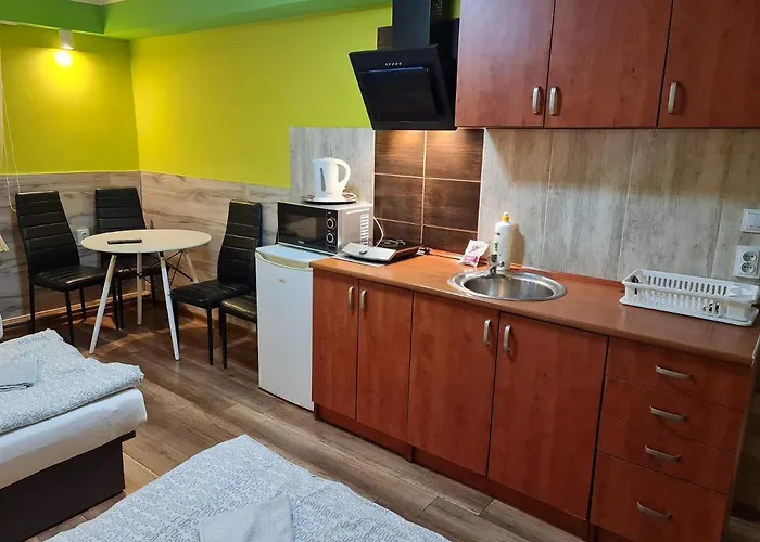 Eldom-noclegi Pracownicze Daleka 12 *